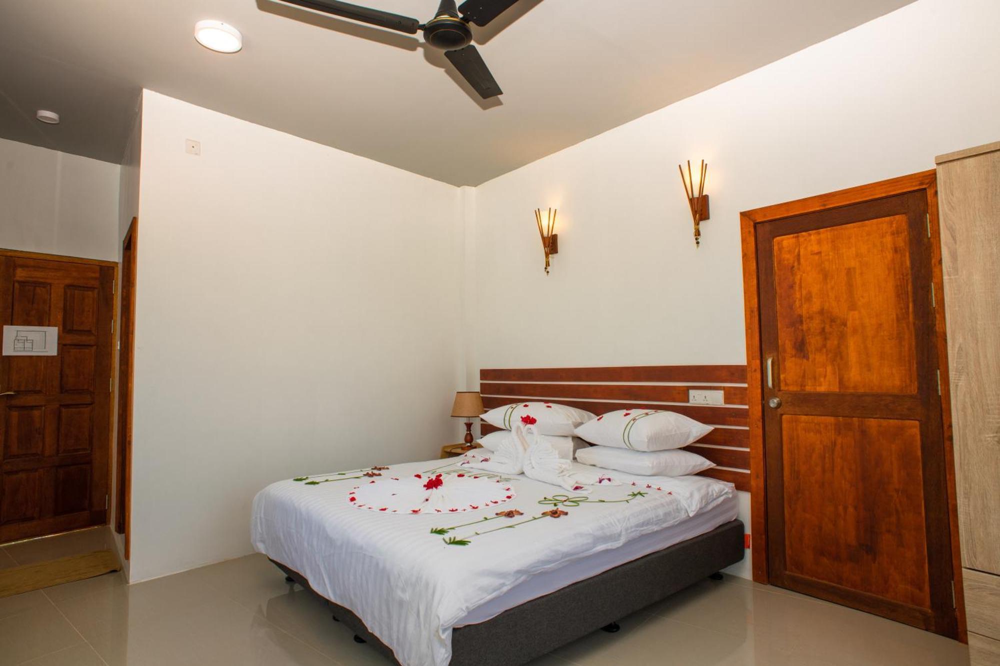 Finolhu Dhigurah Hotel Дхигура Екстериор снимка